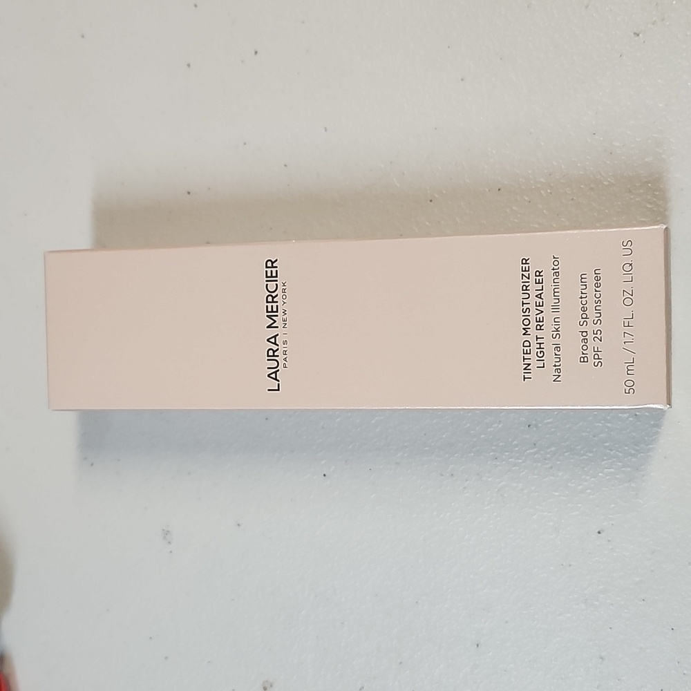 Laura Mercier Tinted Moisturizer Light Revealer - Picture 2 of 4